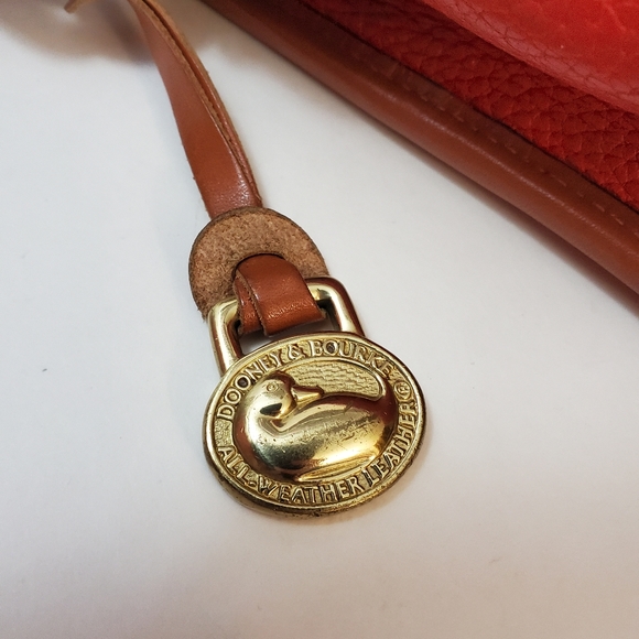 Dooney & Bourke - Vintage square carrier top handle crossbody purse in Rare red - Picture 6 of 11